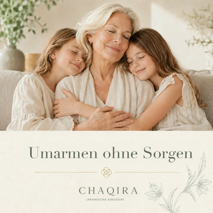 Großmutter umarmt ihre Enkelinnen – Umarmen ohne Sorgen